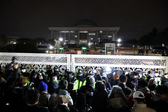 韓国に戒厳令でも日本のテレビは “ゆるゆる番組” ばかり…問われる各局の「甘すぎ」状況判断（SmartFLASH）｜ｄメニューニュース