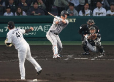 巨人・大城卓三　劇的V弾から一転、攻守に精彩欠く　3打席連続三振に併殺打　失点つながる痛恨失策も