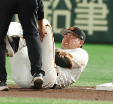 巨人ショック！主砲・岡本和真が初回守備で負傷交代　一塁ベース上で中野と交錯、左肘痛めたか