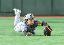 プロ初スタメンの阪神・中川が左翼守備でダイビングキャッチ！長野の浅い打球に猛チャージ
