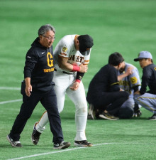 阿部監督「長期離脱に…多分ダメ」岡本和真について首位陥落の巨人に衝撃の診断結果　初回に負傷交代