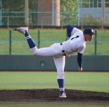 履正社が3年ぶり4強進出　江藤「お父さんのために」天国の父に初完封届けた