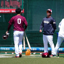 楽天の雄平2軍打撃コーチが1軍に合流　打撃コーチが3人体制に
