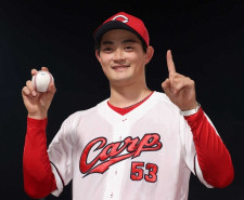 広島　延長12回を抑えたドラ3・岡本駿がうれしいプロ初勝利　お立ち台で「勝てて本当にうれしい」と笑顔