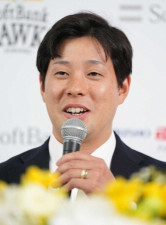 巨人からソフトバンクへ移籍の大江竜聖が入団会見　球団カラーの黄色いネクタイの送り主は…