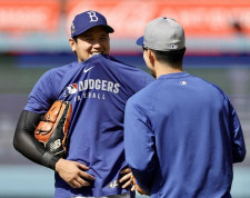 大谷翔平が千賀滉大と談笑　笑い声が球場内に響く　ブルペンではスライダー交え15球