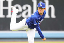 山本由伸がブルペン入り後に千賀滉大と談笑　身振り手振り交え約10分　防御率上位の2人が意見交換