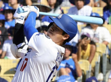 大谷翔平　第1打席は右前打　試合直前にトレードで先発が左腕から右腕に変更も父の日仕様の青バットで快音