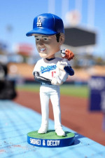 ボブルヘッド人形仕掛け人が明かす「大谷―デコピン始球式」実現のワケ　人形配布日は3戦連発の吉兆！