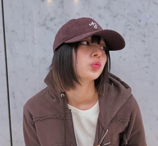 「ツナギなの?ワンピースなの?」岡田紗佳、ブラウンが印象的な独特の服装を披露!(スポーツブル)|dメニューニュース