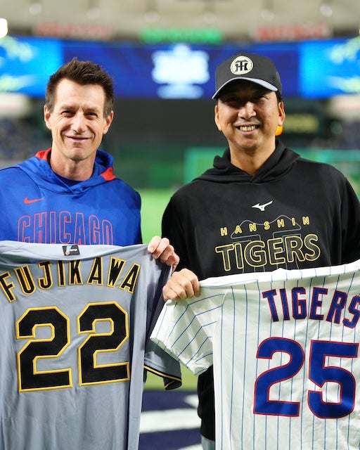 阪神・藤川球児監督が古巣カブスのカウンセル監督とツーショット