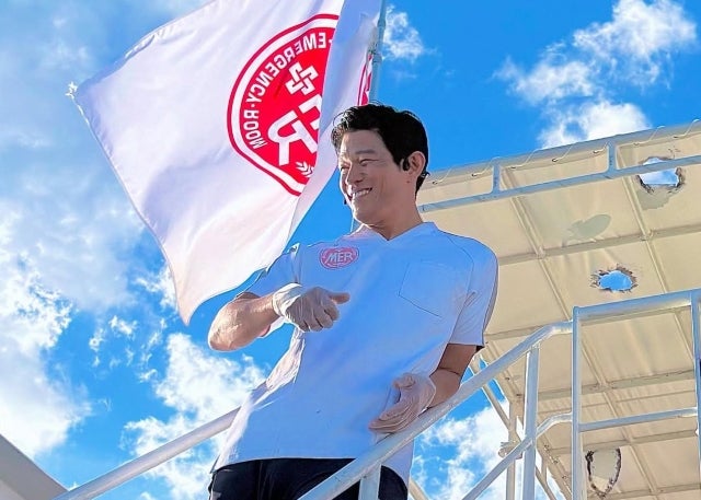 鈴木亮平が真夏の『TOKYO MER』現場で見せた爽やかな笑顔
