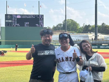 巨人・山瀬慎之助が誕生日！観戦に来た両親との3ショットを投稿