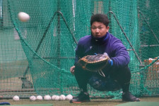 【西武】室内練習場に響いた異質な鈍い音… 小気味よい打球音の中で、黙々とキャッチング練習を続けた古賀悠斗の覚悟