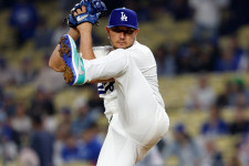内野手ロハスが緊急登板。佐々木朗希らドジャース投手陣のモノマネ連発に山本由伸、スネルはベンチで大爆笑「去年からずっとやりたかった」
