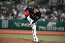 兄はオリックスのエース左腕...ZOZOマリンに現れた“美女２人組”にネット騒然「顔面偏差値エグすぎw」「愛すべき野球女子」