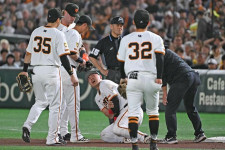 【巨人】岡本和真　初回の交錯プレーで負傷交代　左腕が逆方向にグニャリ…数分間もん絶