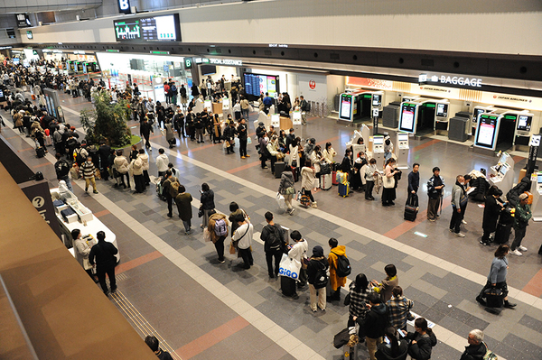 なぜ同時に滑走路へ？ 羽田空港「航空機衝突事故」の焦点 破られた「一