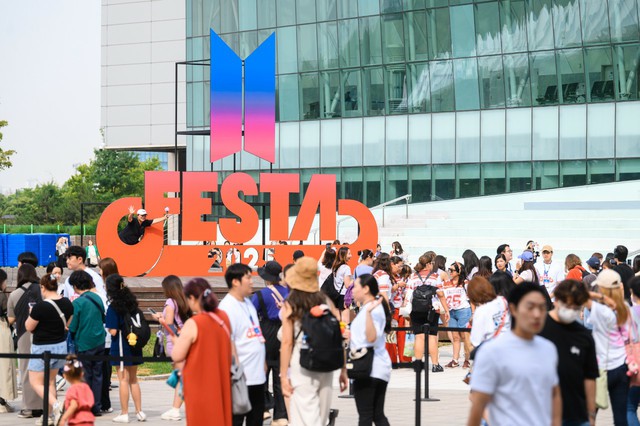 BTS FESTAとJ-HOPEライブで輝くファン連帯の瞬間